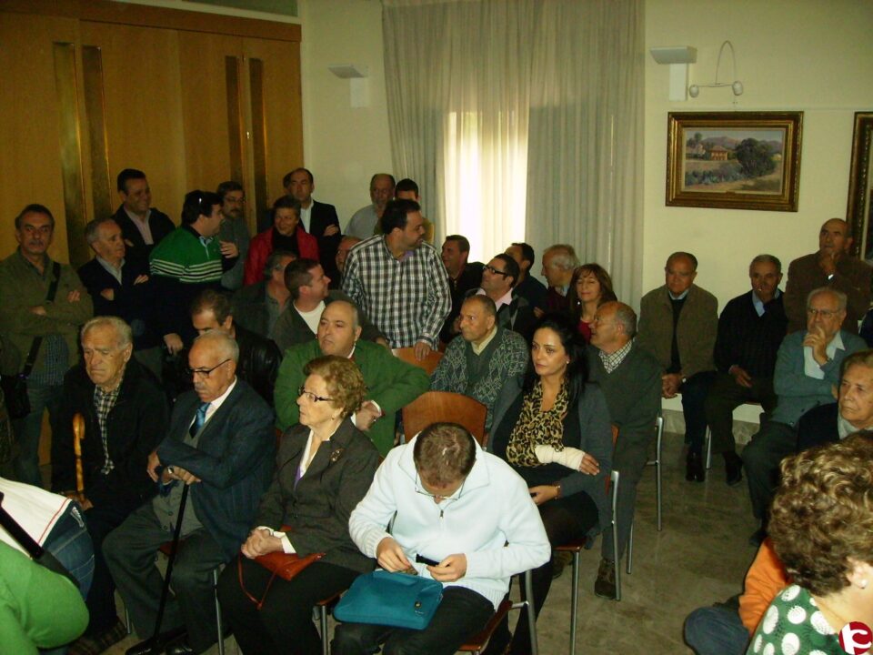 Prospera la moción de censura. El PP dice que los firmantes de la moción entran por la puerta de atrás y PSOE - EU quieren diálogo para todos. Manuel Díez es el Alcalde