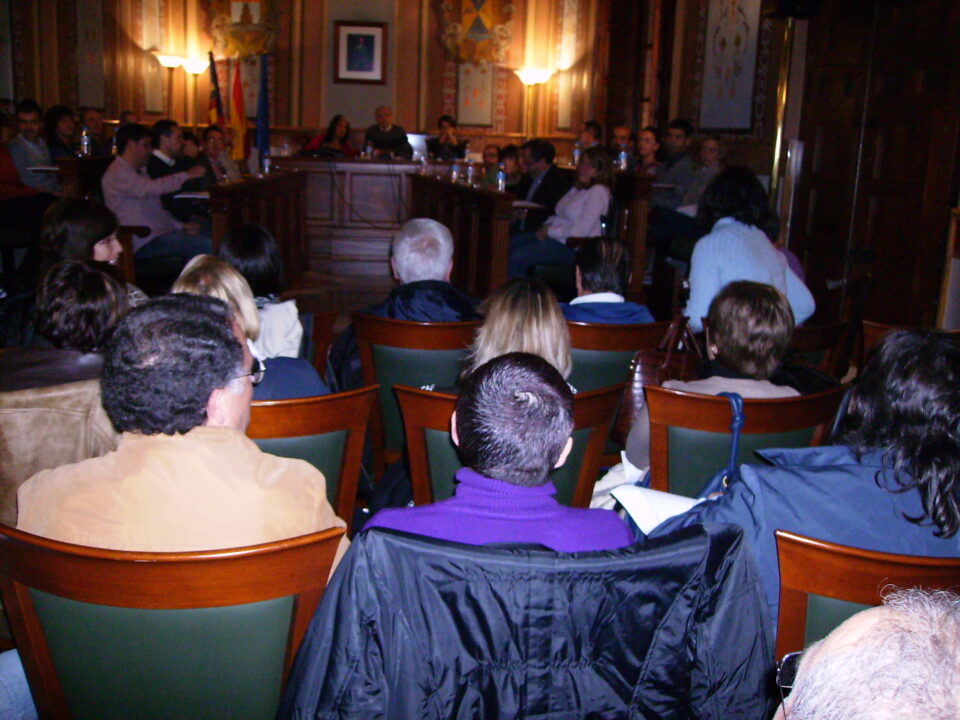 Comparece Richart para manifestar su inocencia. El pleno aprueba por unanimidad exigir al Consell los pagos de la Plaza de Toros. Amplia representación de ciudadanos en el pleno