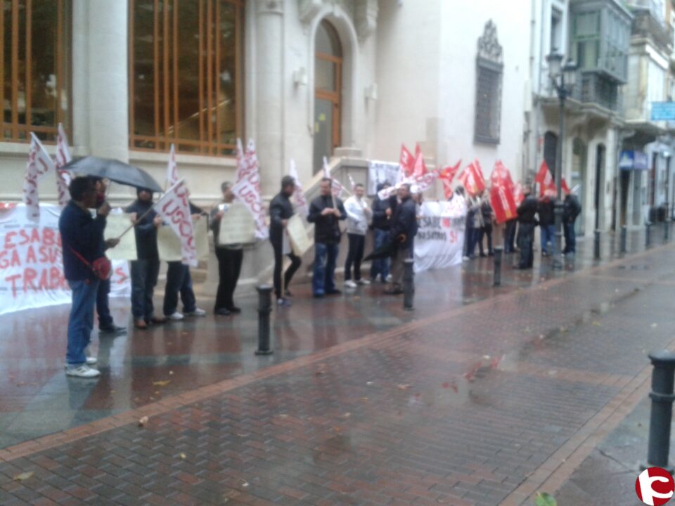 Concentración de trabajadores en la puerta principal del Hospital de Elda