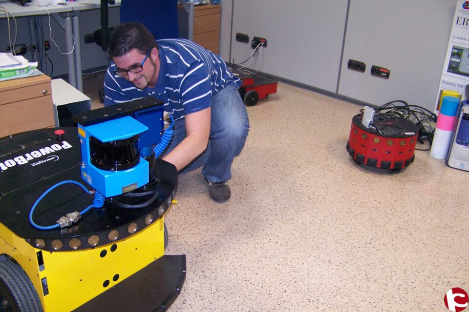La Universidad de Alicante enseña a los robots móviles a que sepan por dónde andan