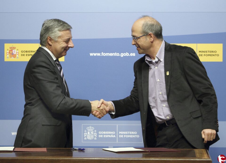José Blanco firma el convenio para la restauración del Castillo de la Atalaya de Villena