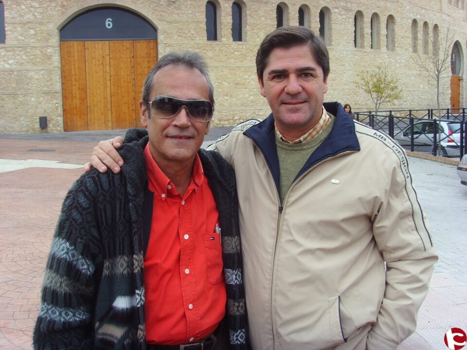 Martín Pareja Obregón visita Villena y la Plaza de Toros. El empresario y presentador de tv desea invertir en el coso con espectáculos