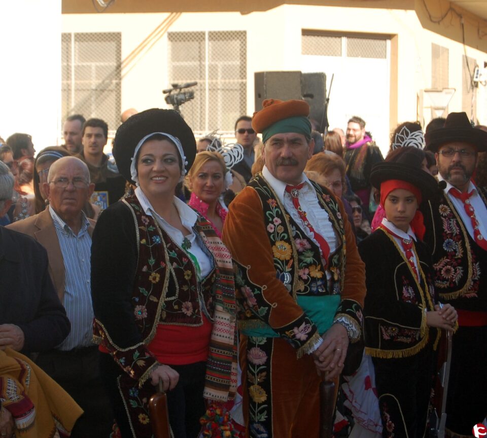 La media luna ondea en el castillo en el ecuador de la fiesta