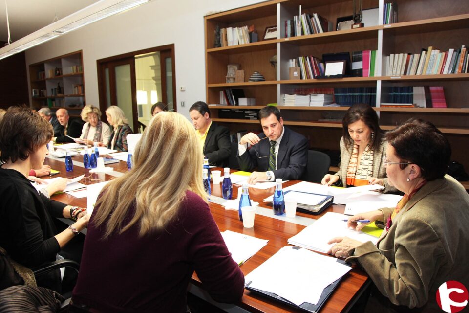 EL INSTITUTO GIL-ALBERT ACUERDA CREAR UNA COMISIÓN ASESORA DE ARTE Y COMUNICACIÓN VISUAL