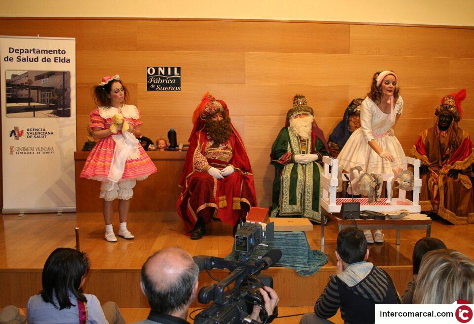 El Hospital General de Elda recibe una ludoteca de juguetes de Onil el Día de Reyes