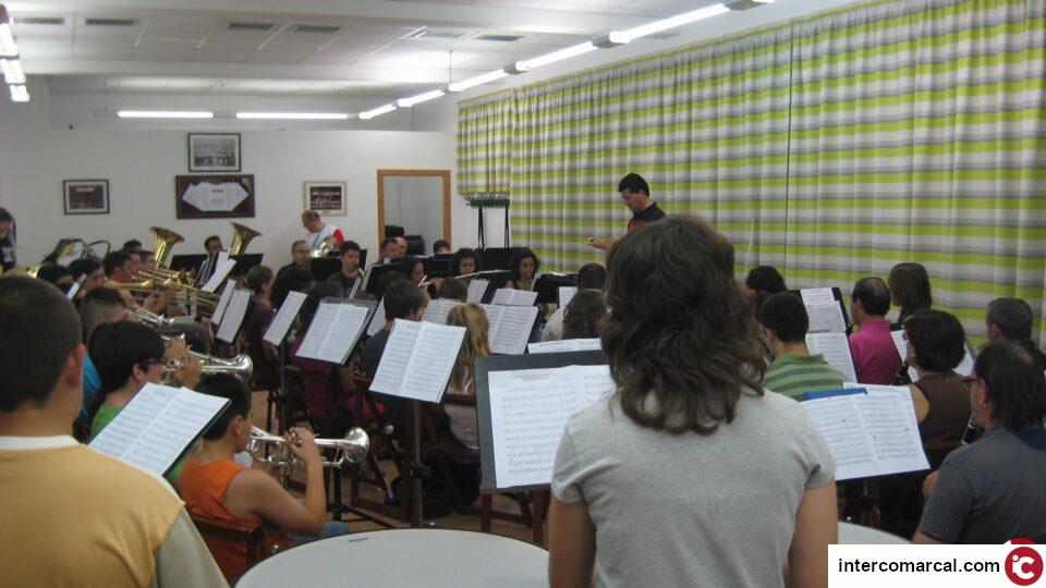 LA SOCIEDAD MUSICAL RUPERTO CHAPÍ CON LAS FIESTAS DE SAN ANTÓN
