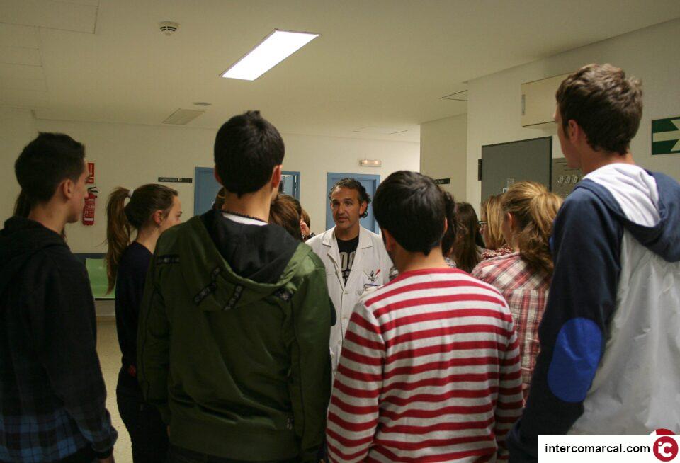 Alumnos de Bachillerato visitan el Hospital General de Elda para conocer su funcionamiento desde dentro