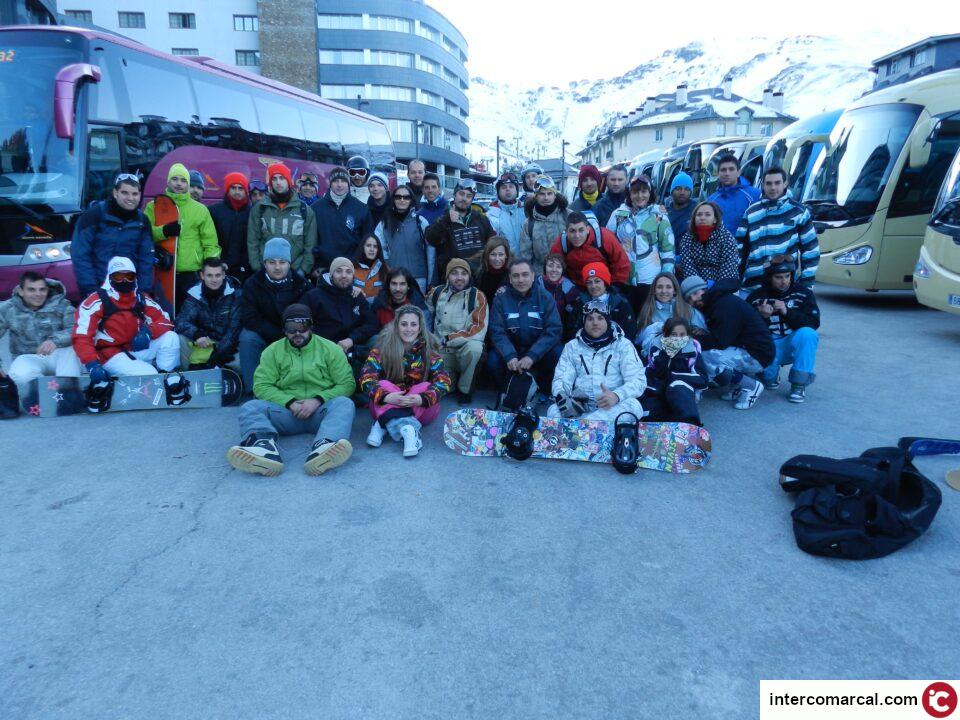 Un autobús con 55 jóvenes de Petrer y alrededores participan en la campaña de nieve de la Diputación en Sierra Nevada
