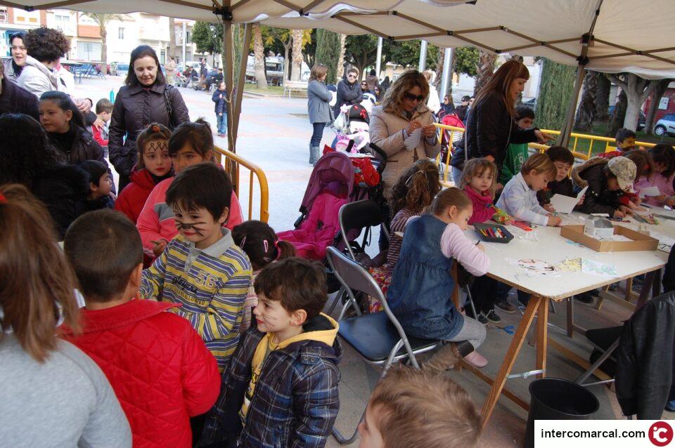 La concejalía de Juventud del Ayuntamiento de Monforte ha organizado esta mañana una serie de talleres para los más pequeños con motivo de la celebración del Carnaval