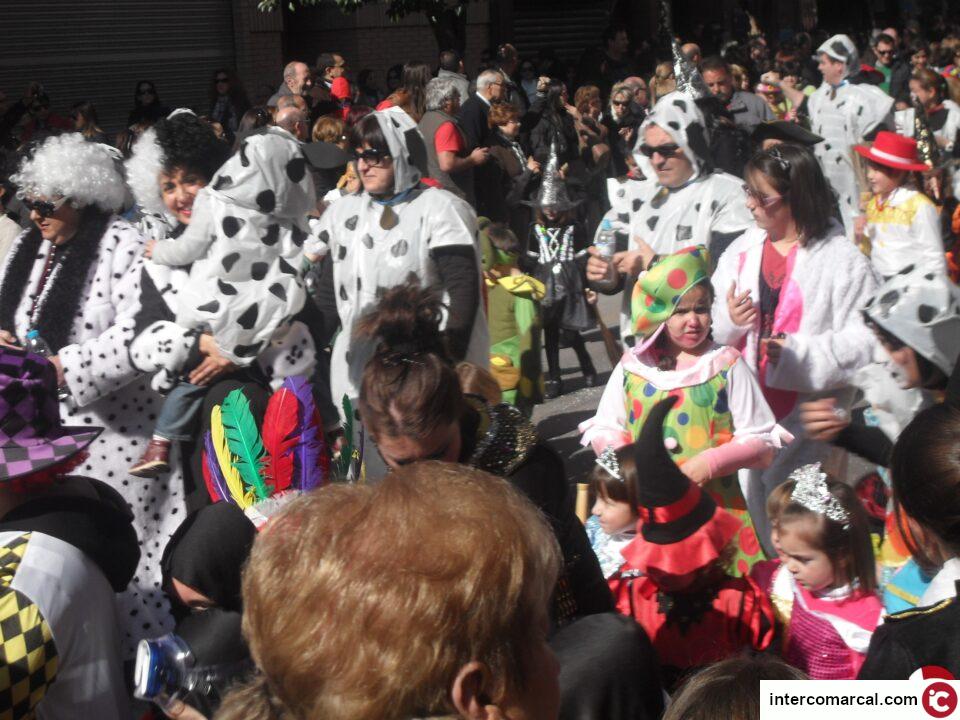 Los pequeños llenan las calles de alegría en el desfile de carnaval