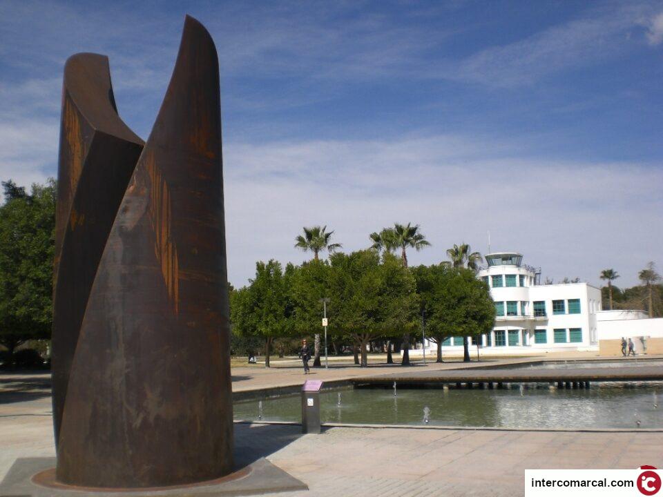 La UA inaugura la escultura Armonía y se une al Manifiesto de la Red de Unidades de Igualdad de Género