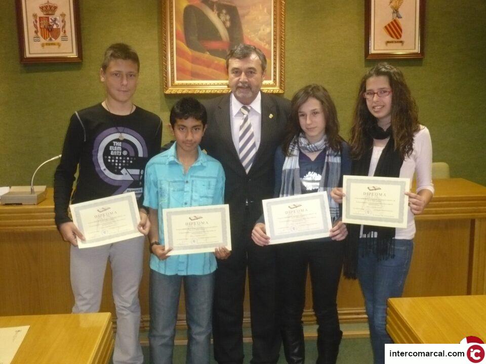 El Ayuntamiento homenajea a cuatro alumnos por su excelencia académica