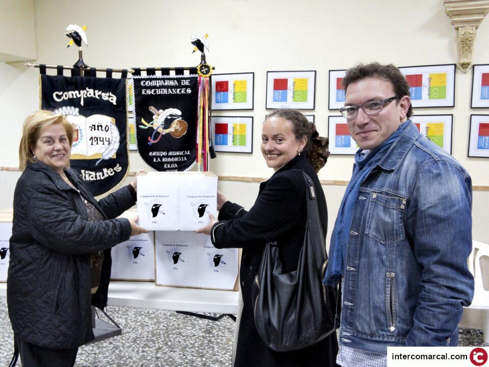La comparsa de estudiantes hace entrega de camisetas a la ONG Karit solidarios por la paz