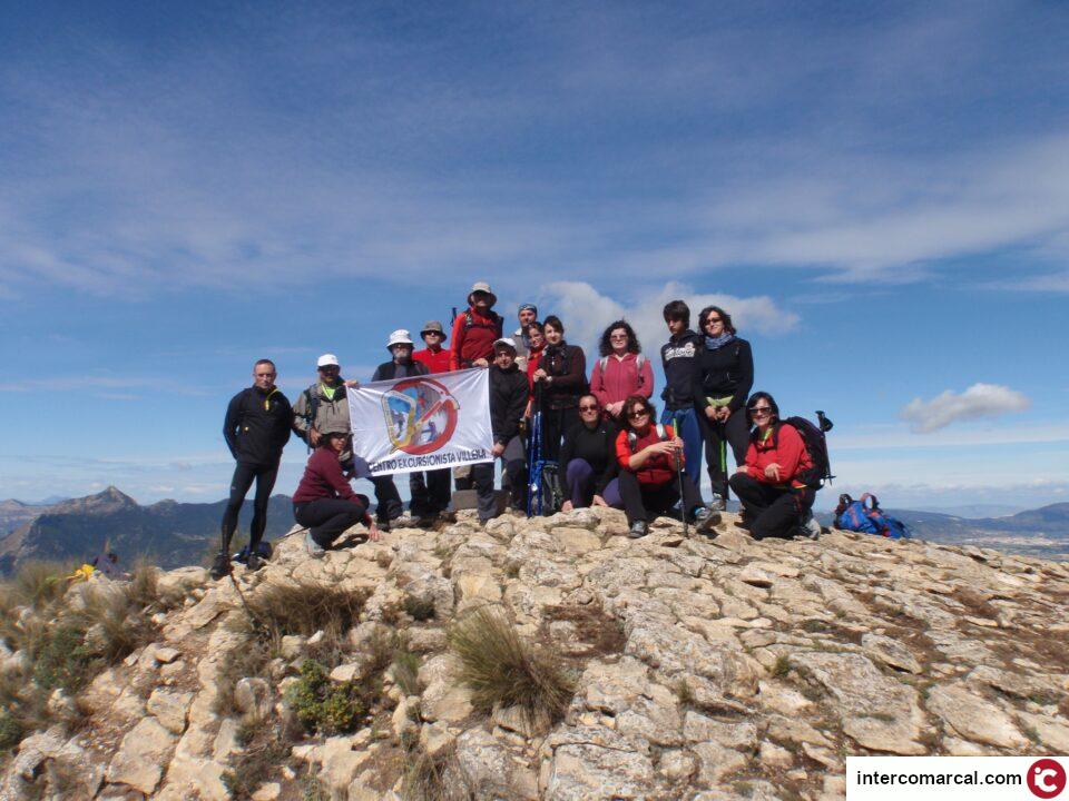 El centro excursionista asciende a la cumbre del Migjorn en Jijona