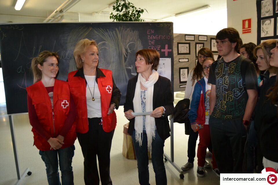 Donativo que el IES Monastil a Cruz Roja