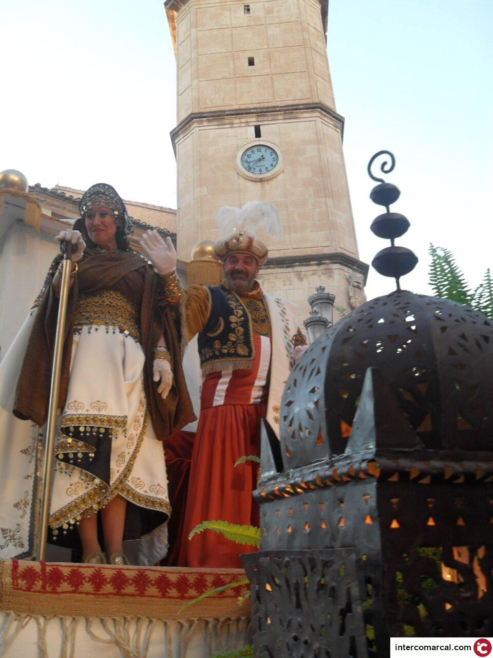 Grandiosa entrada de Moros y Cristianos. La Cruz y la Media Luna lo dan todo en una Villa volcada por su tradición