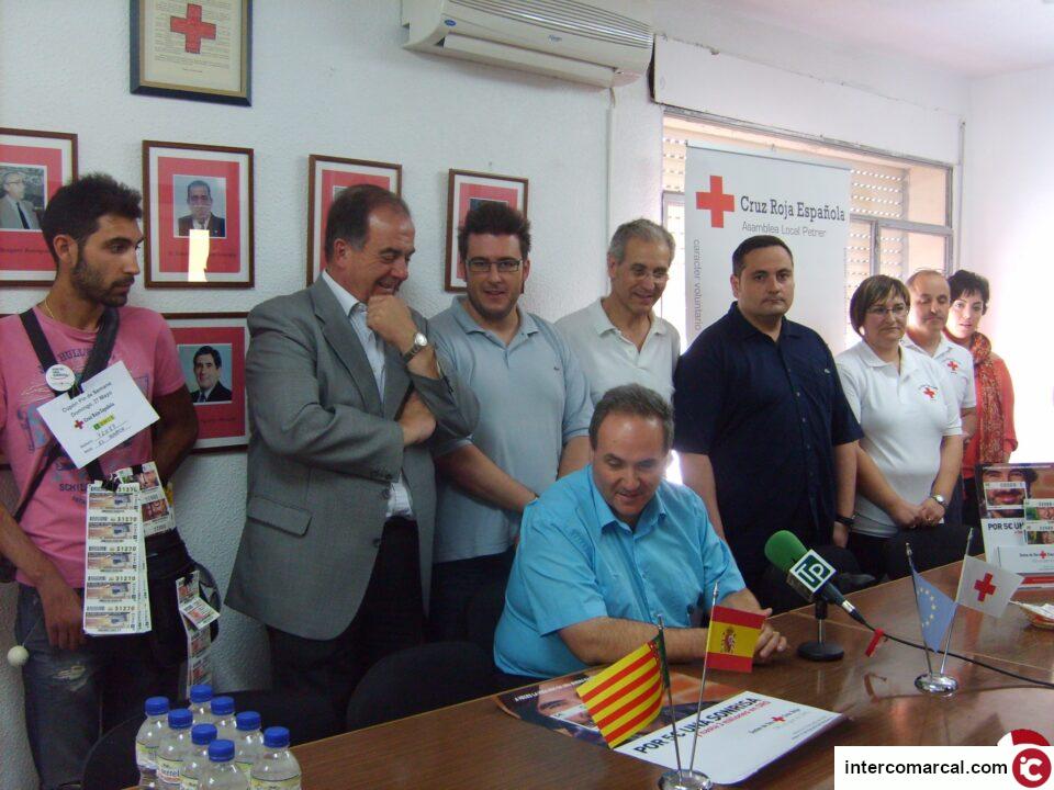 Representantes y directivos de la ONCE visitan las instalaciones de Cruz Roja Española en Petrer