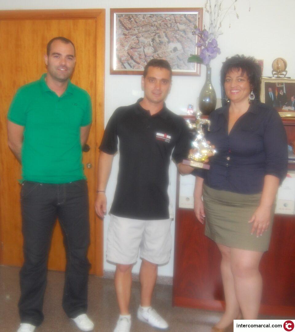 Fotonoticia recepción en alcaldía al Ironman monfortino