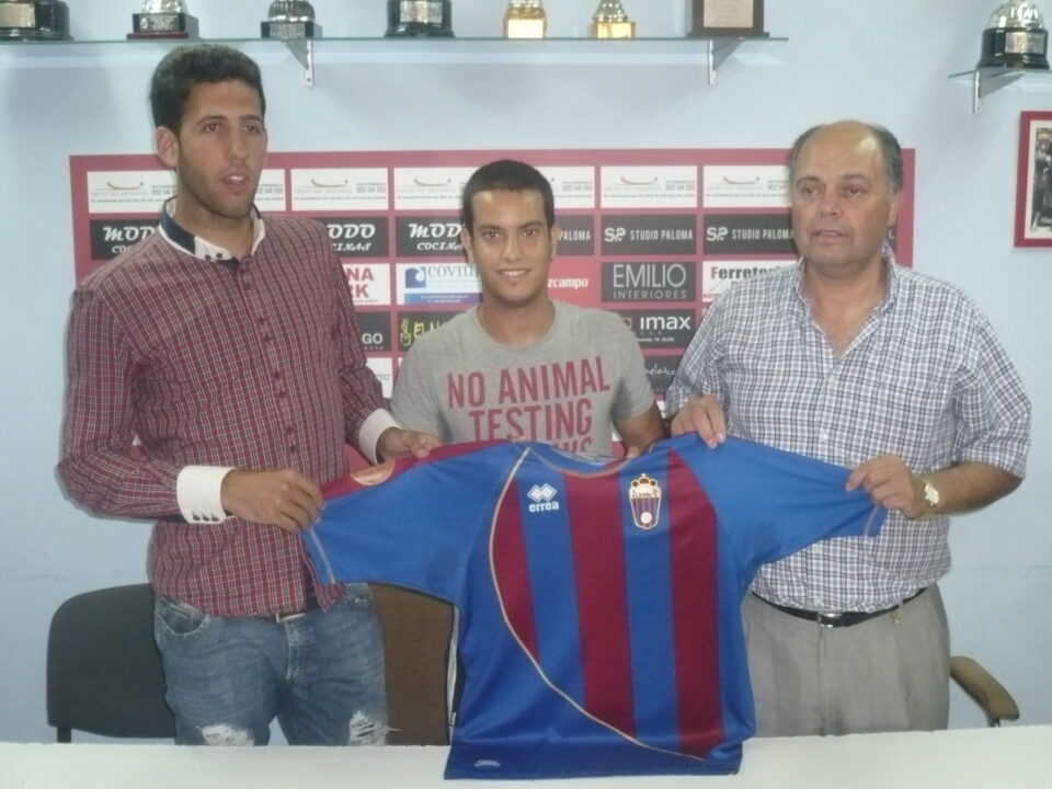 El Eldense presenta al interior derecho Carlos Gómez como su décimo fichaje