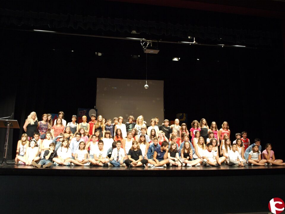 70 niños de Ibi reciben su diploma en felicidad
