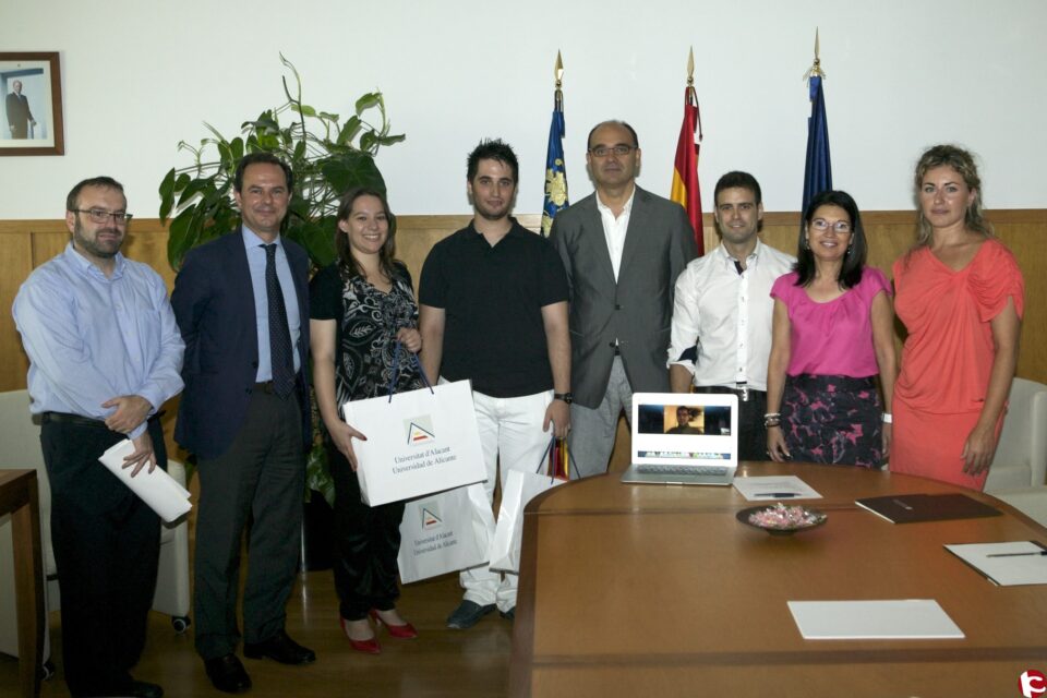 El rector recibe a los estudiantes de la UA ganadores del premio Yuzz Alicante 2012