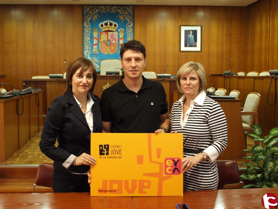 Ayto IBI: Más ventajas para los jóvenes ibenses con Carnet Jove. El Ayuntamiento de Ibi y el IVAJ firman el compromiso de adhesión a la red Carnet Jove