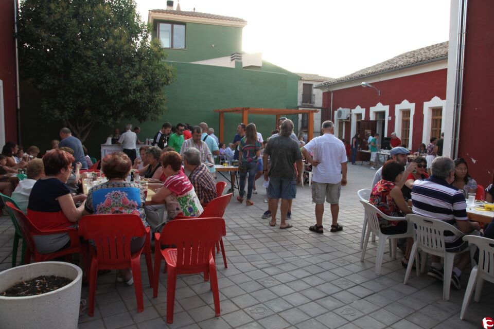 Artistas de entre 15 y 84 años conforman una variada exposición en el corazón del Rabal