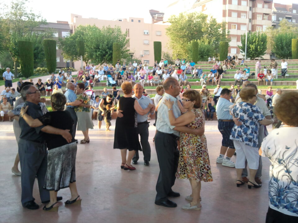 FINALIZA CON GRAN PARTICIPACIÓN EL BAILE POPULAR ORGANIZADO POR LA CONCEJALÍA DE PARTICIPACIÓN CIUDADANA EN EL PARQUE EL CAMPET.