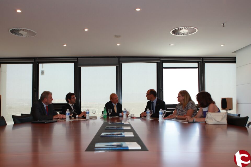 El rector de la Universidad de Alicante visita la OAMI