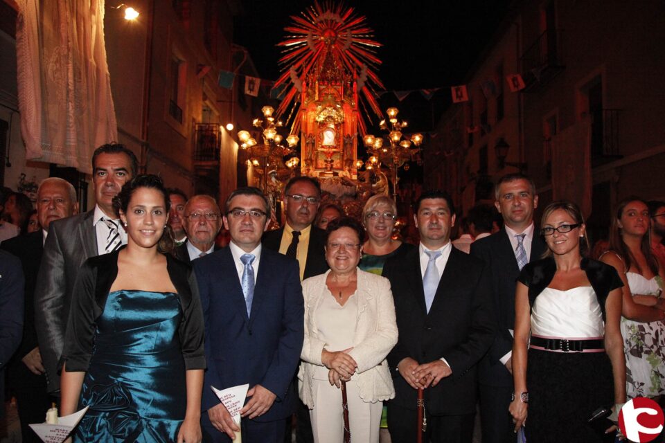 La presidenta de la Diputación de Alicante Luisa Pastor ha asistido a la procesión de la Mare de Déu de la Cova Santa