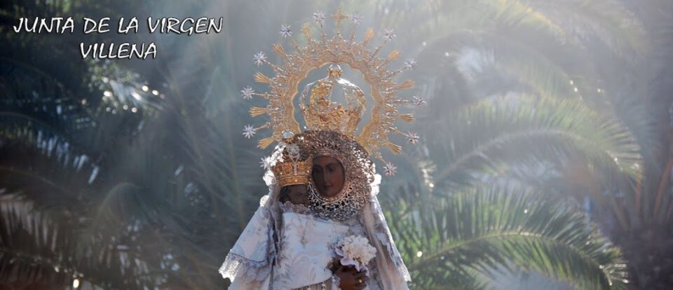 Reportaje sobre el cambio del manto de la Patrona la Virgen de las Virtudes