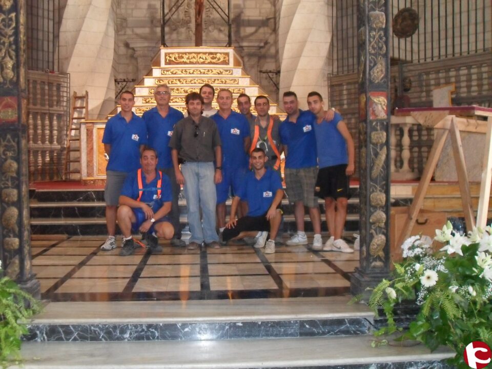 Todo preparado para recibir a la Patrona. Se realiza el montaje del Altar Mayor