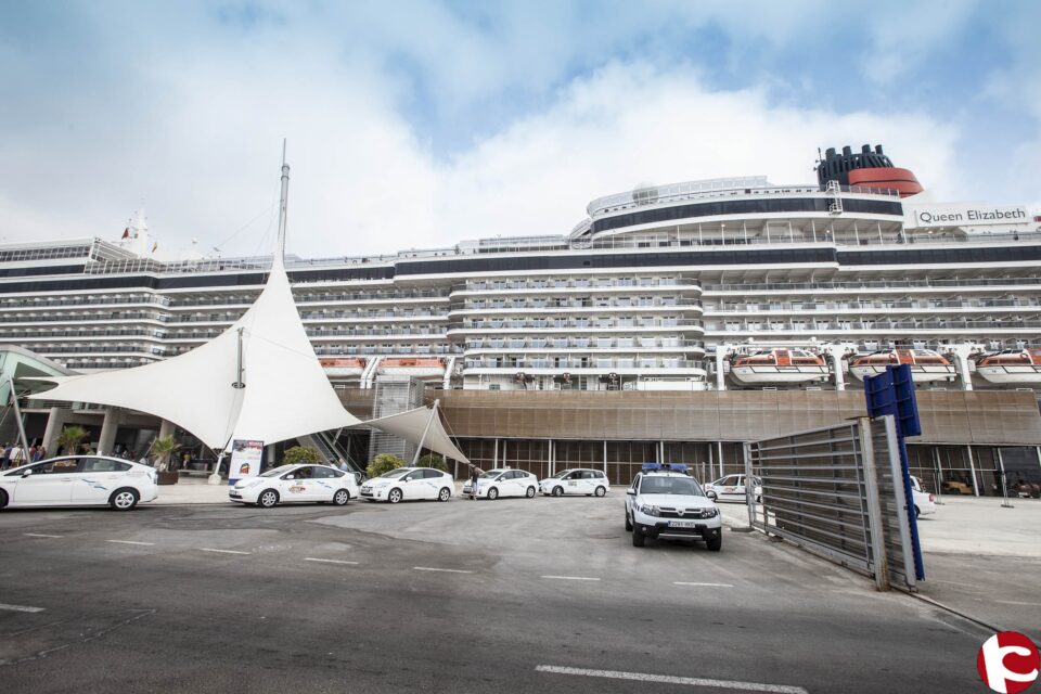 El crucero Queen Elisabeth ha atracado hoy en el Puerto de Alicante