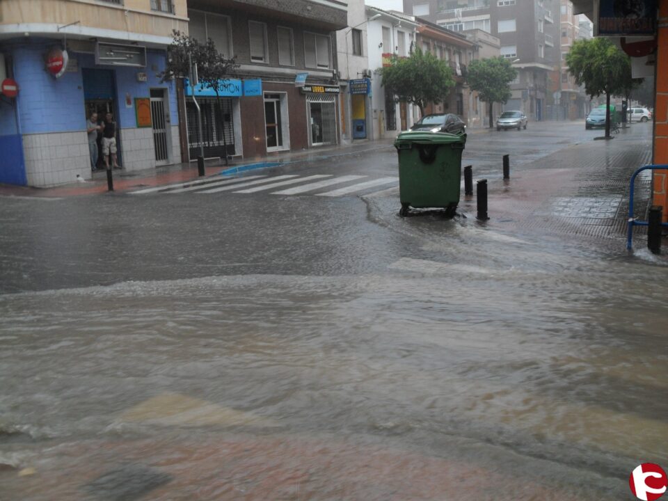 Impresionante tormenta en Villena. Ha causado numerosos daños en carreteras
