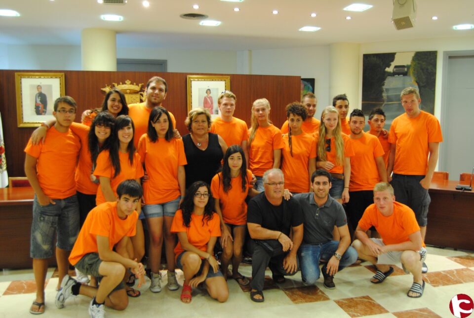 Ayto de Novelda:Un grupo de jóvenes de Islandia e Italia que participan en un intercambio dedican su tiempo a las personas mayores de Novelda