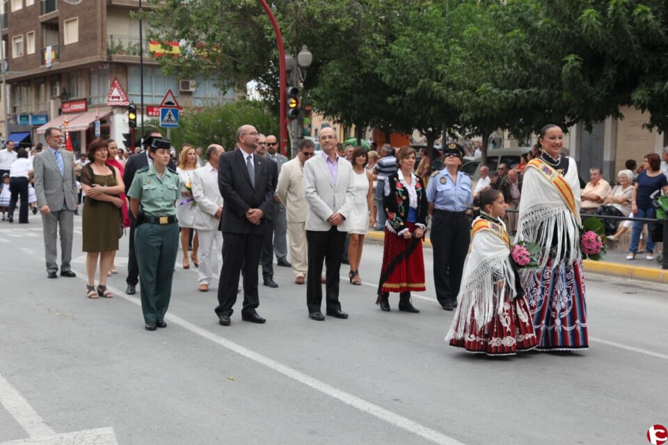 Ayto de Villena: La pregonera desfila por primera vez en las Fiestas