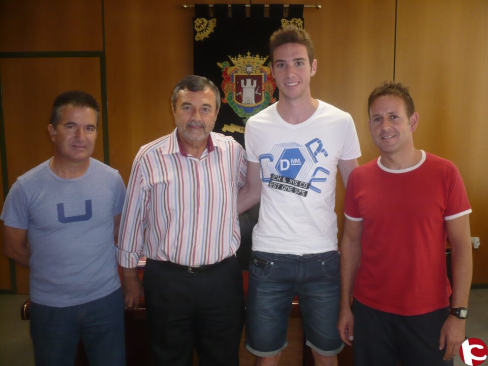 El alcalde recibe a Carlos Jiménez reciente subcampeón de Europa Junior de Voleybol