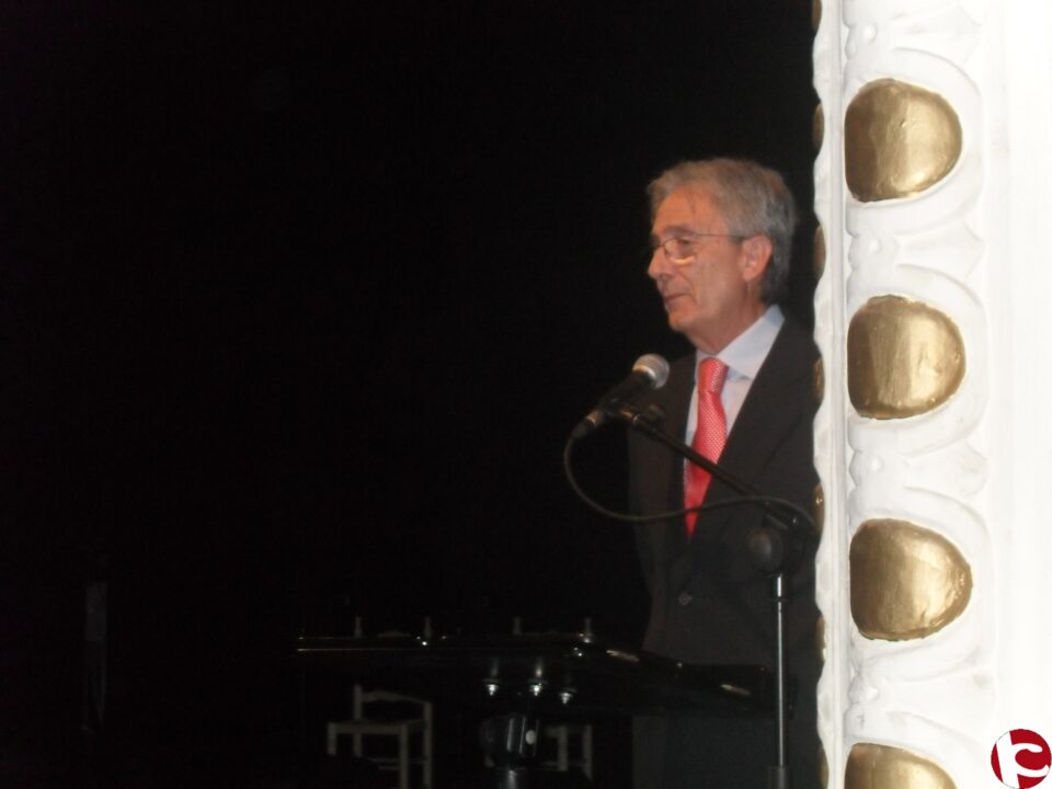 Los artistas de la gala de Apadis dieron todo su arte para ayudar a la asociación. Ahora falta que los políticos gestionen mejor tras el "toque" de atención que lanzó su presidente