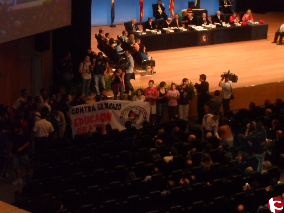 La lectura no prevista de un manifiesto de estudiantes que criticaban los recortes en educación ha marcado el acto de apertura del curso 2012/13. Tomaron el escenario