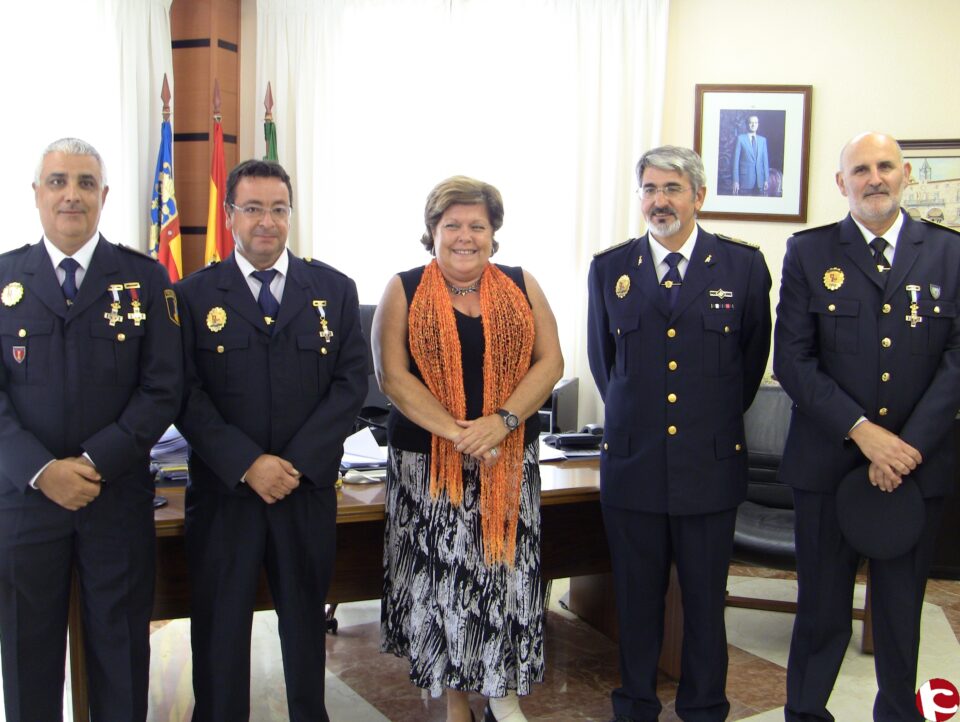 Condecorados tres policías locales de Novelda con la medalla al mérito por sus 25 años de servicio