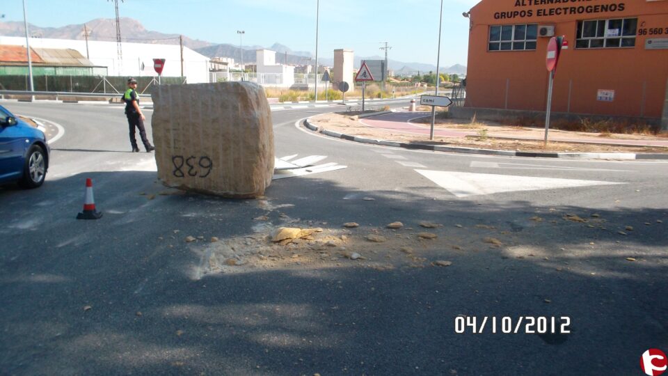 Se desprende del camión que lo transportaba un bloque de mármol en la carretera de circunvalación a Novelda