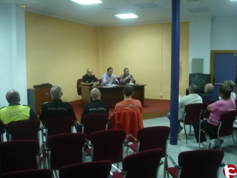 Policía Local y Nacional se reúnen con las Asociaciones de Vecinos para tratar temas de prevención y seguridad en los barrios