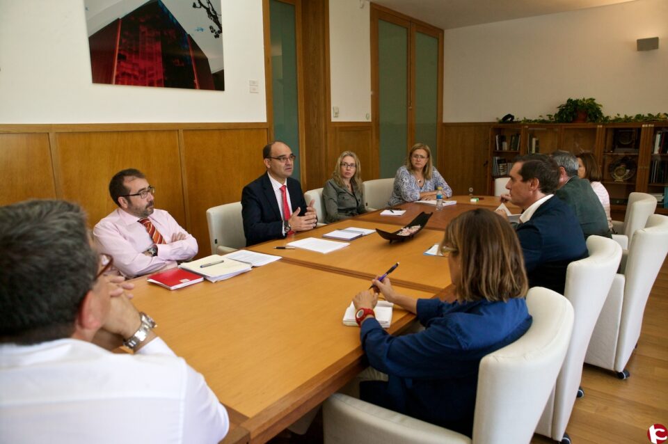 Manuel Palomar se reúne con los equipos decanales de las diferentes facultades y la Escuela Politécnica de la UA