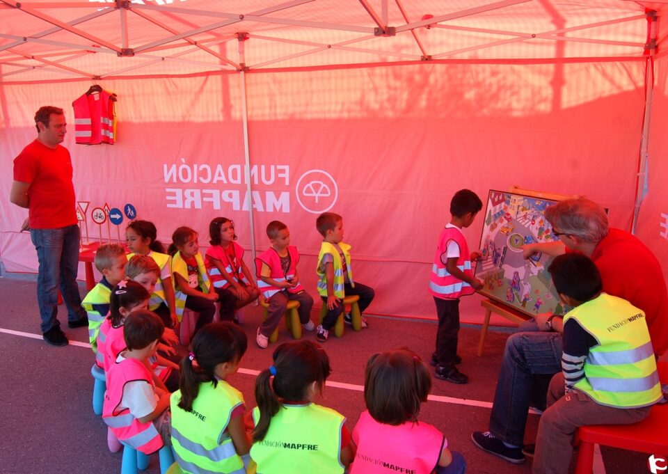 Los niños del C.P Jorge Juan de Monforte del Cid han disfrutado hoy de una serie de cursos prácticos impartidos por Mapfre sobre seguridad vial