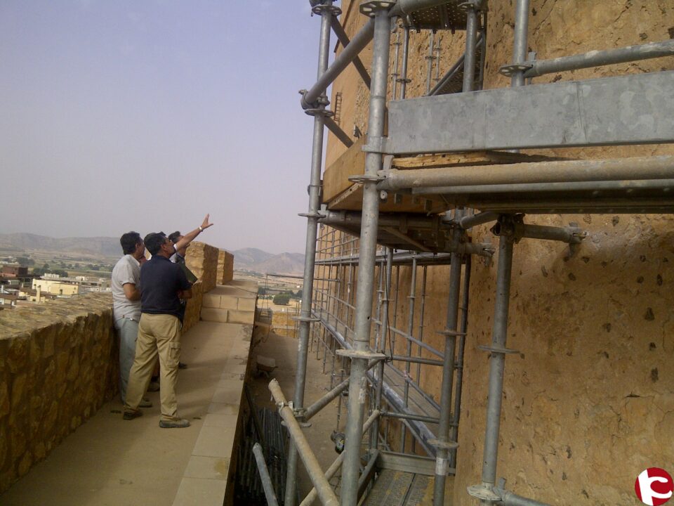 Siguen las obras del Castillo de La Atalaya. No cambiará de su color original y podría haberse iniciado su construcción en época islámica