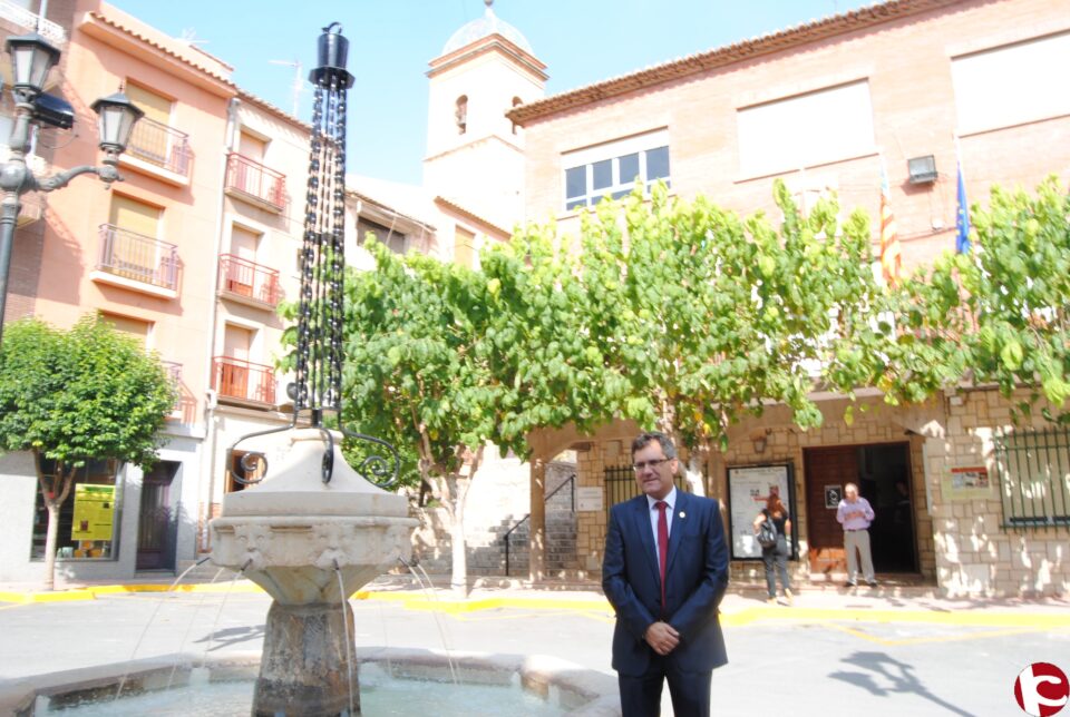 Agost repara y pone en marcha la fuente de su céntrica plaza de España que estaba en desuso varios años