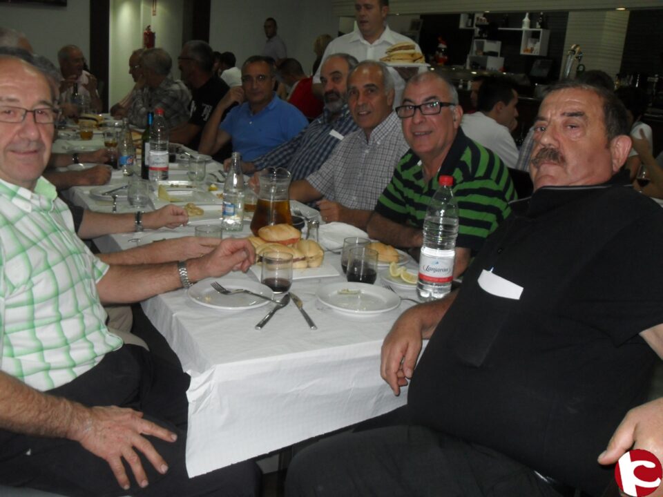 El deporte fomentó una gran amistad entre los jugadores del equipo "Estrella Roja". Celebran su más de 40 años de deportividad
