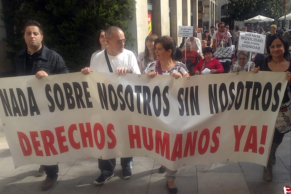Manifestación de dependientes y trabajadores del sector de la discapacidad en Valencia