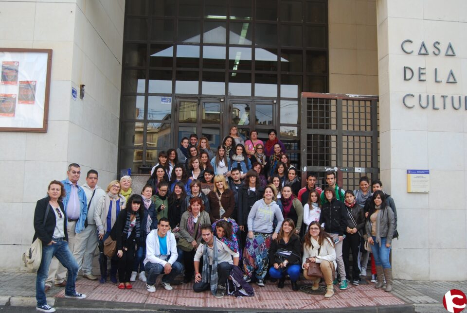 Sesenta estudiantes de Elda visitan los recursos de atención social de Villena