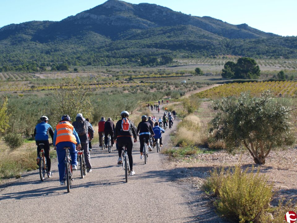 Un centenar de personas participan en la II Marcha Cicloturista del Alto y Medio Vinalopó celebrada en Salinas
